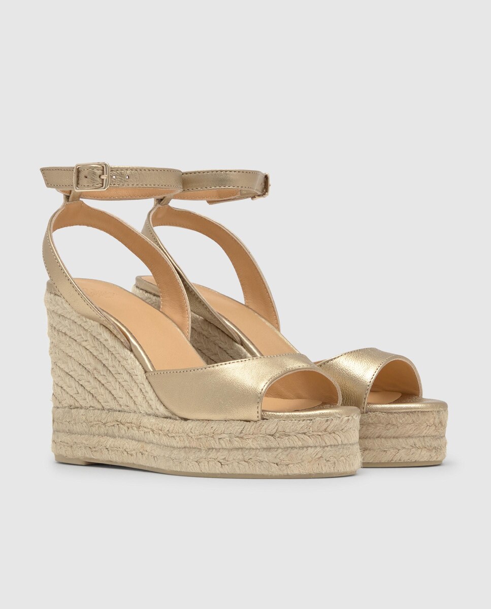 Sandálias de Cunha Blair em Pele Metalizada com Fecho de Pulseira Dourado-3