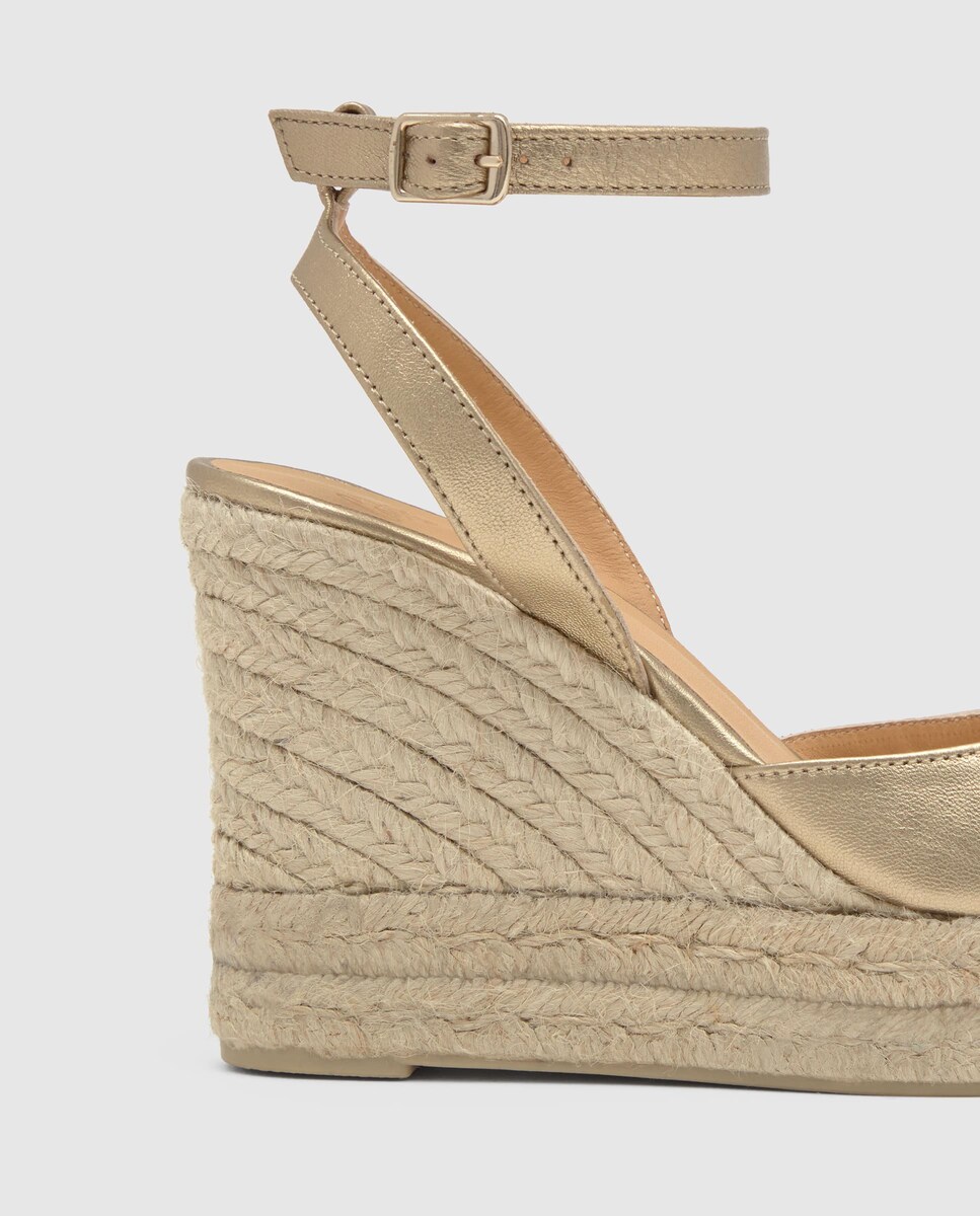 Sandálias de Cunha Blair em Pele Metalizada com Fecho de Pulseira Dourado-4