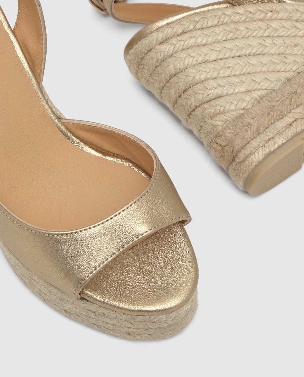 Sandálias de Cunha Blair em Pele Metalizada com Fecho de Pulseira Dourado-5