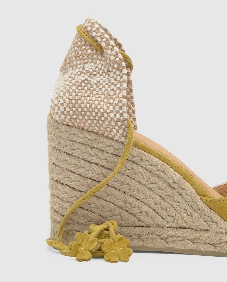 Alpercatas de Cunha Joyce em Camurça com Biqueira Pontiaguda e Fecho de Cordões Amarelo-4