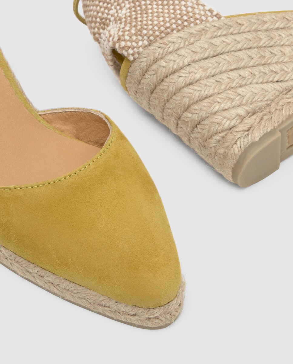 Alpercatas de Cunha Joyce em Camurça com Biqueira Pontiaguda e Fecho de Cordões Amarelo-5