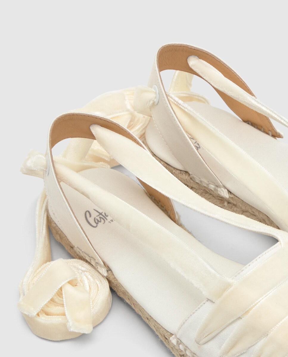 Alpercatas Embetadas Kimita em Cetim Creme-6