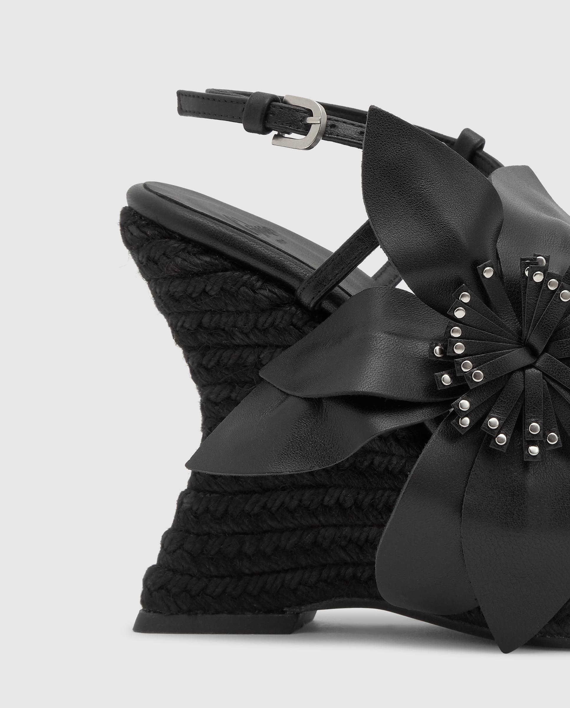 Sandálias de Cunha Jade em Napa com Flor de Couro Moldável Preto-4