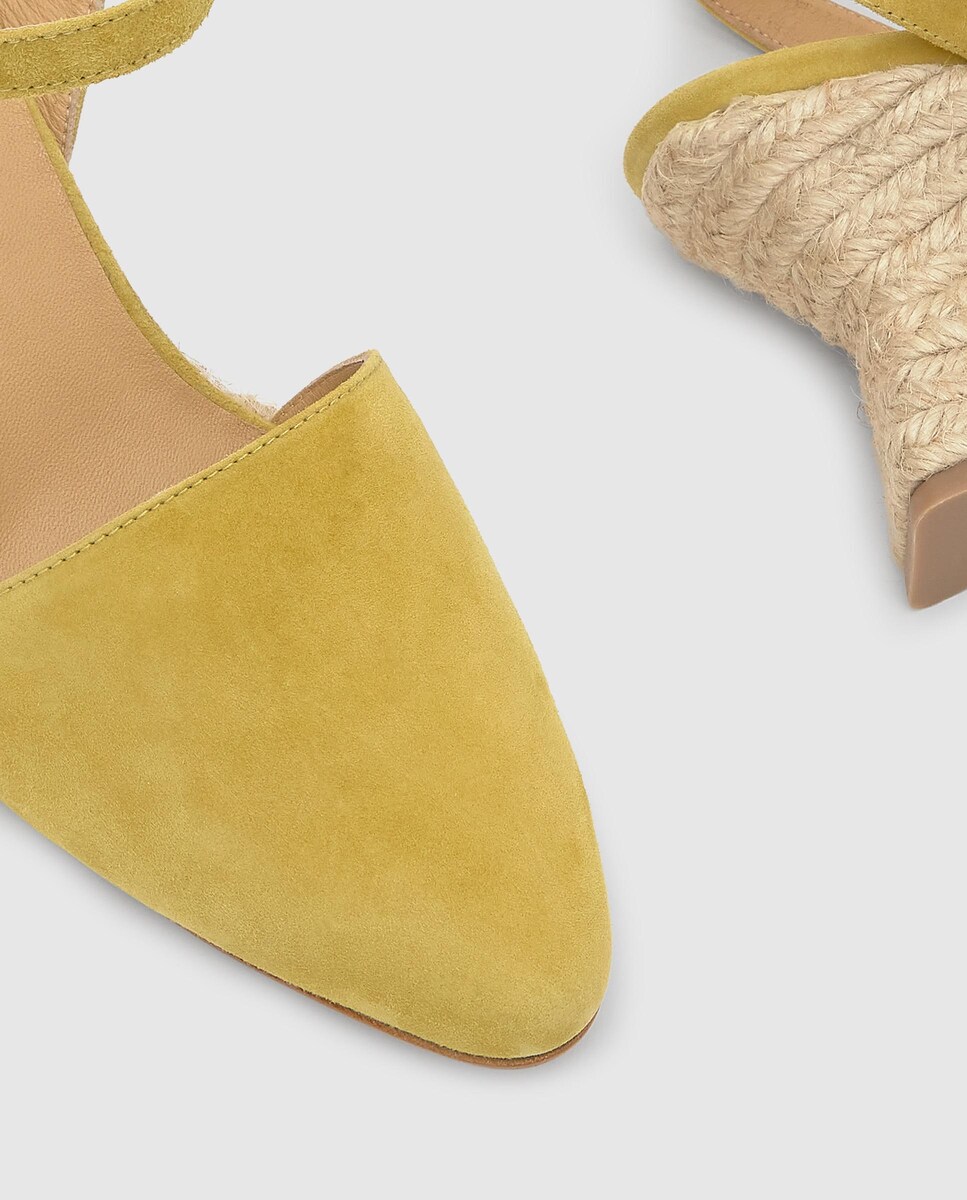 Alpercatas de Cunha Judi em Camurça com Biqueira Afiada e Fecho de Pulseira Amarelo-5
