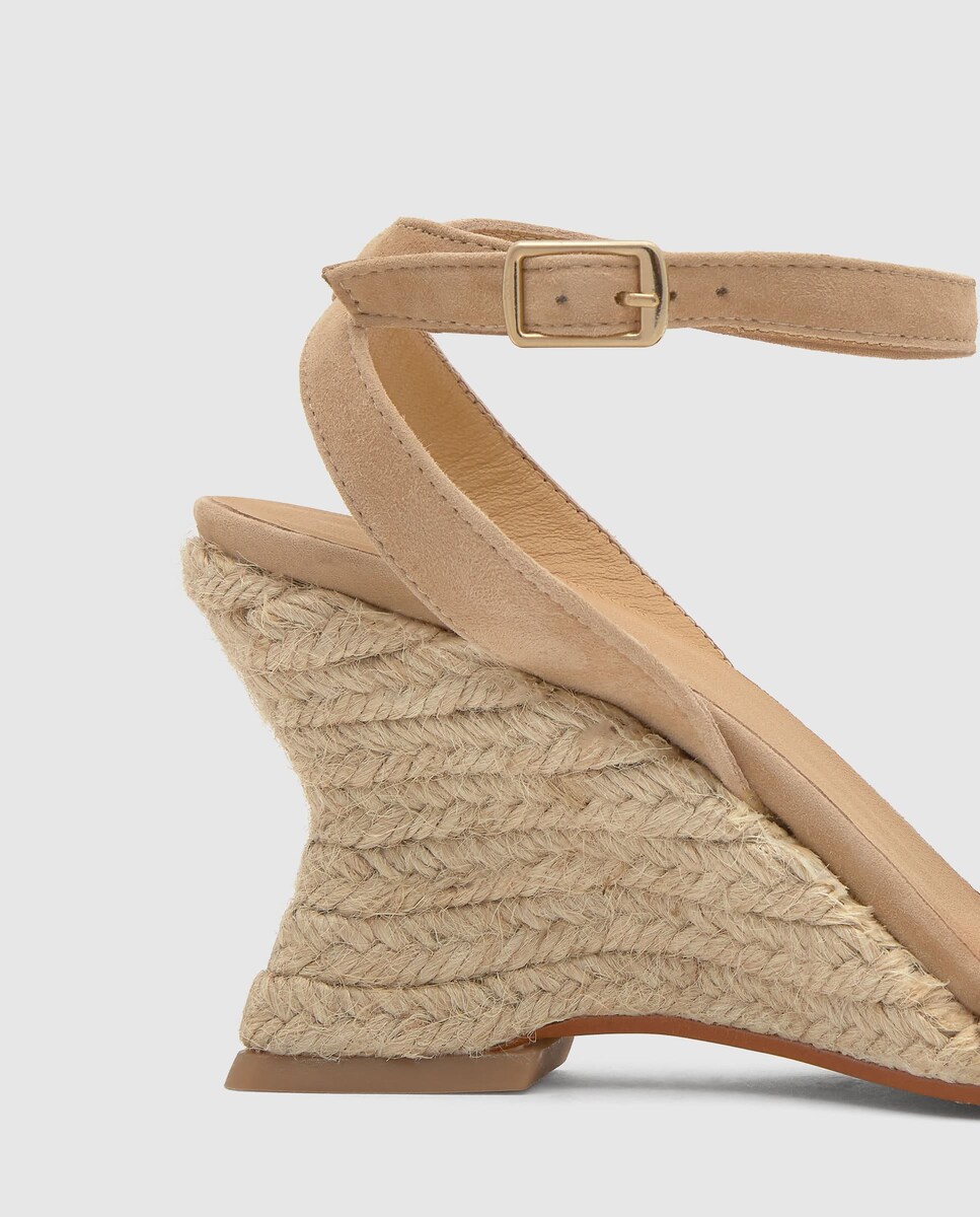 Alpercatas de Cunha Judi em Camurça com Biqueira Afiada e Fecho de Pulseira Bege-4