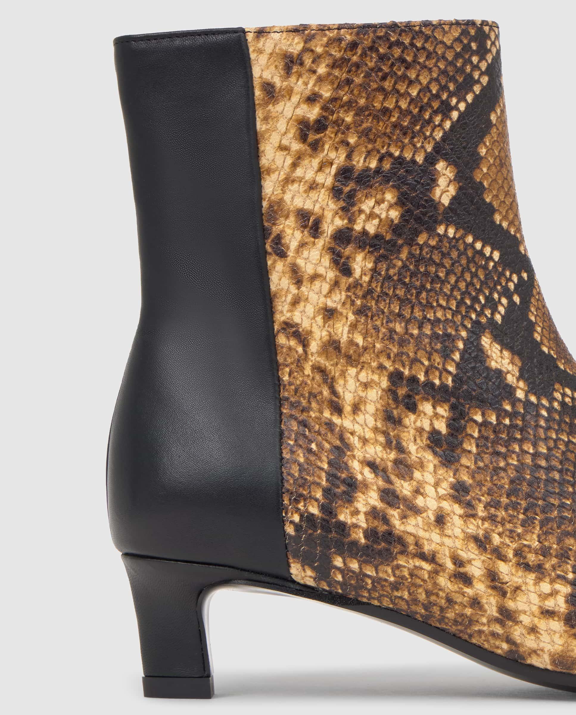 Botins em Napa com Efeito Serpente e Fecho Zip Preto-3