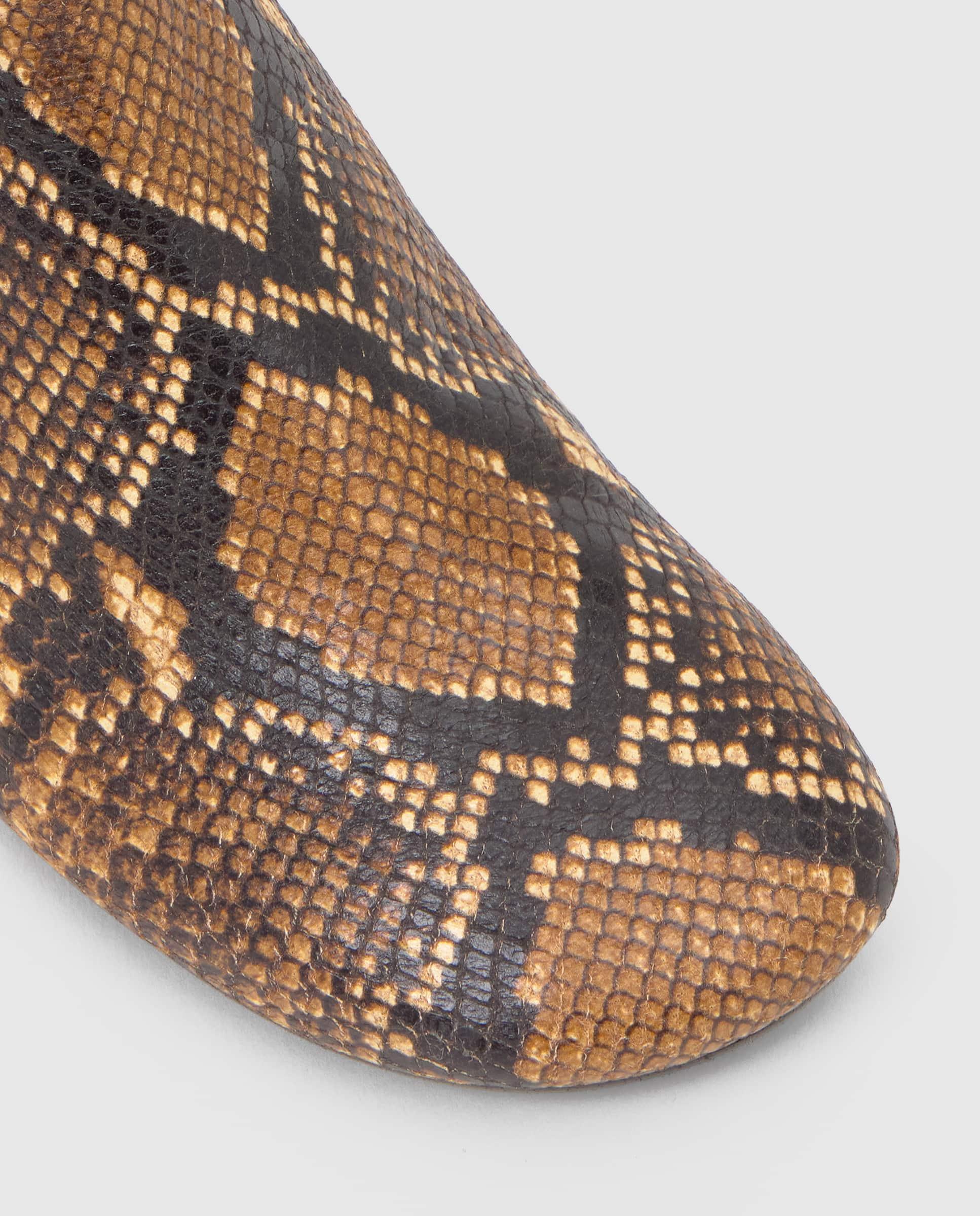 Botins em Napa com Efeito Serpente e Fecho Zip Preto-4