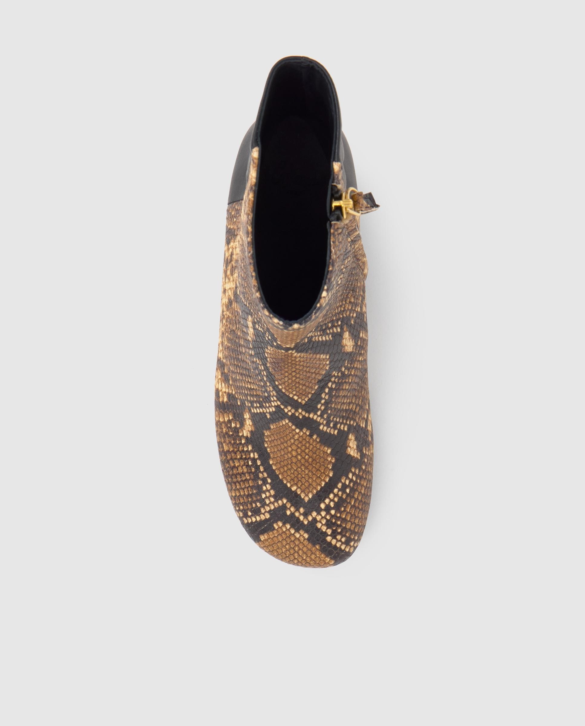 Botins em Napa com Efeito Serpente e Fecho Zip Preto-5