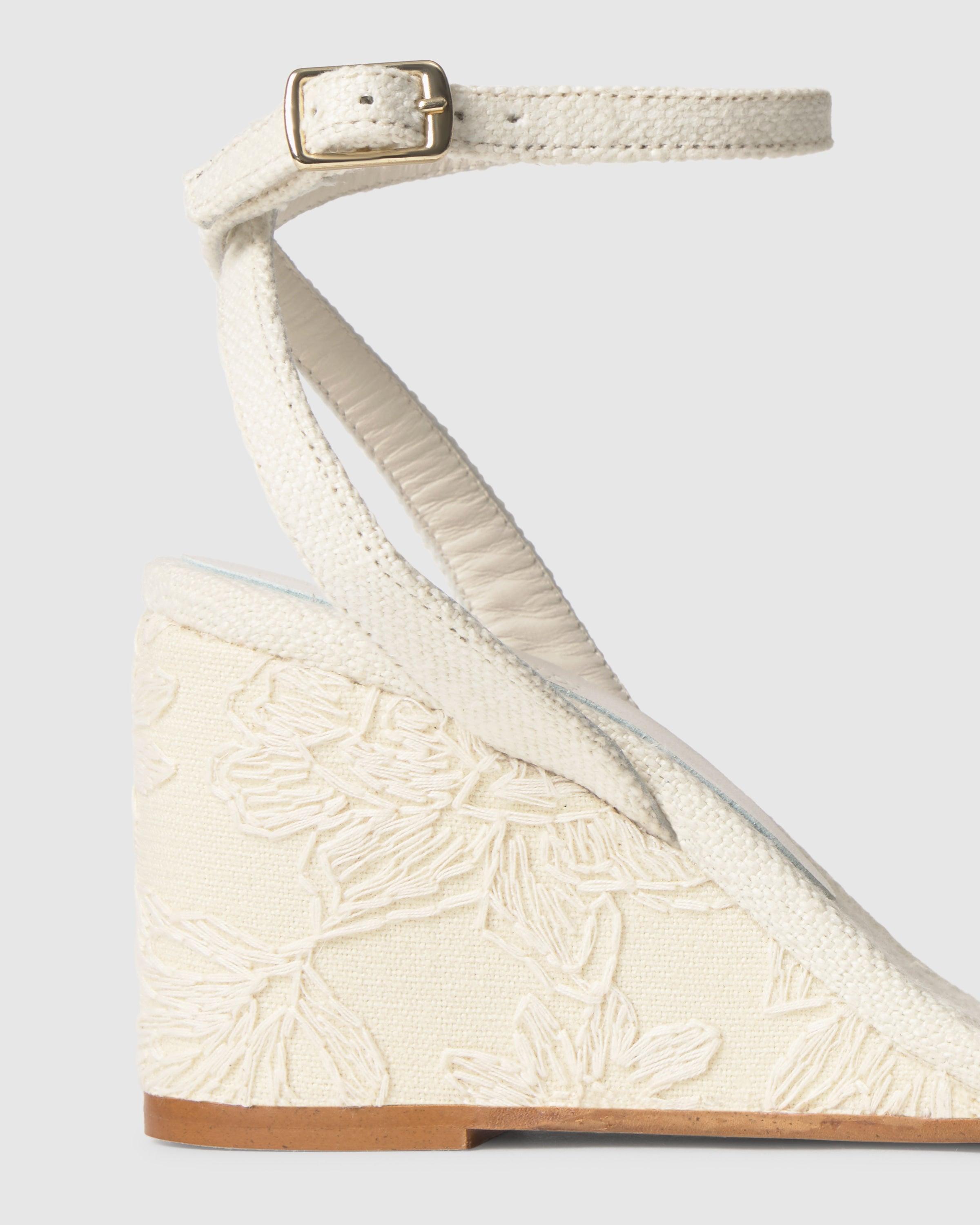 Sandálias de Cunha Brunella em Tecido Jacquard com Fecho de Fivela Cru-3