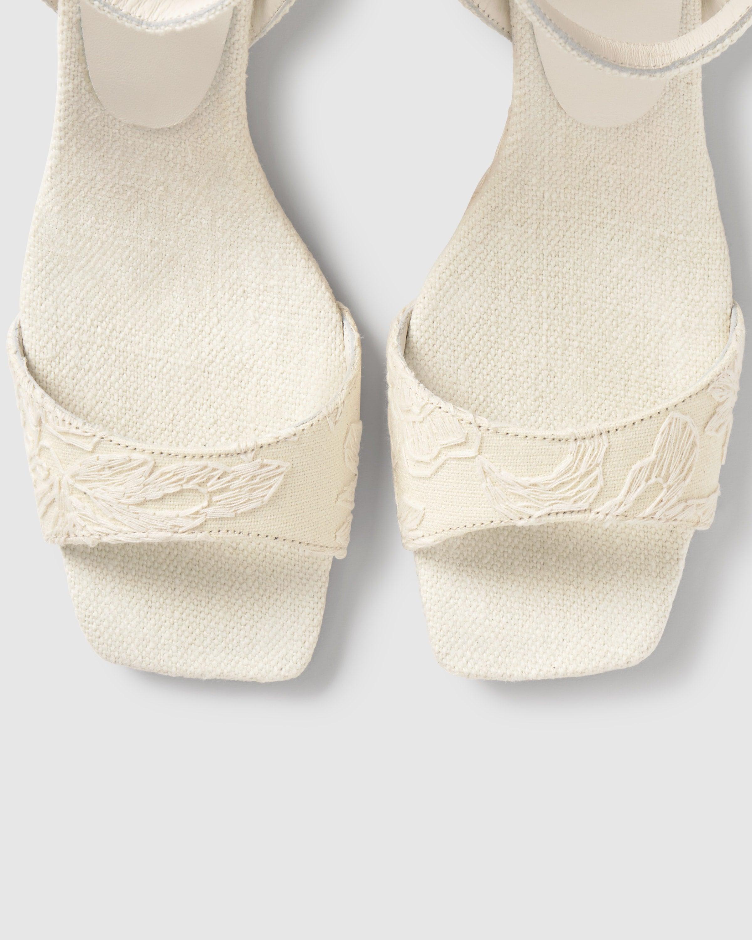 Sandálias de Cunha Brunella em Tecido Jacquard com Fecho de Fivela Cru-5