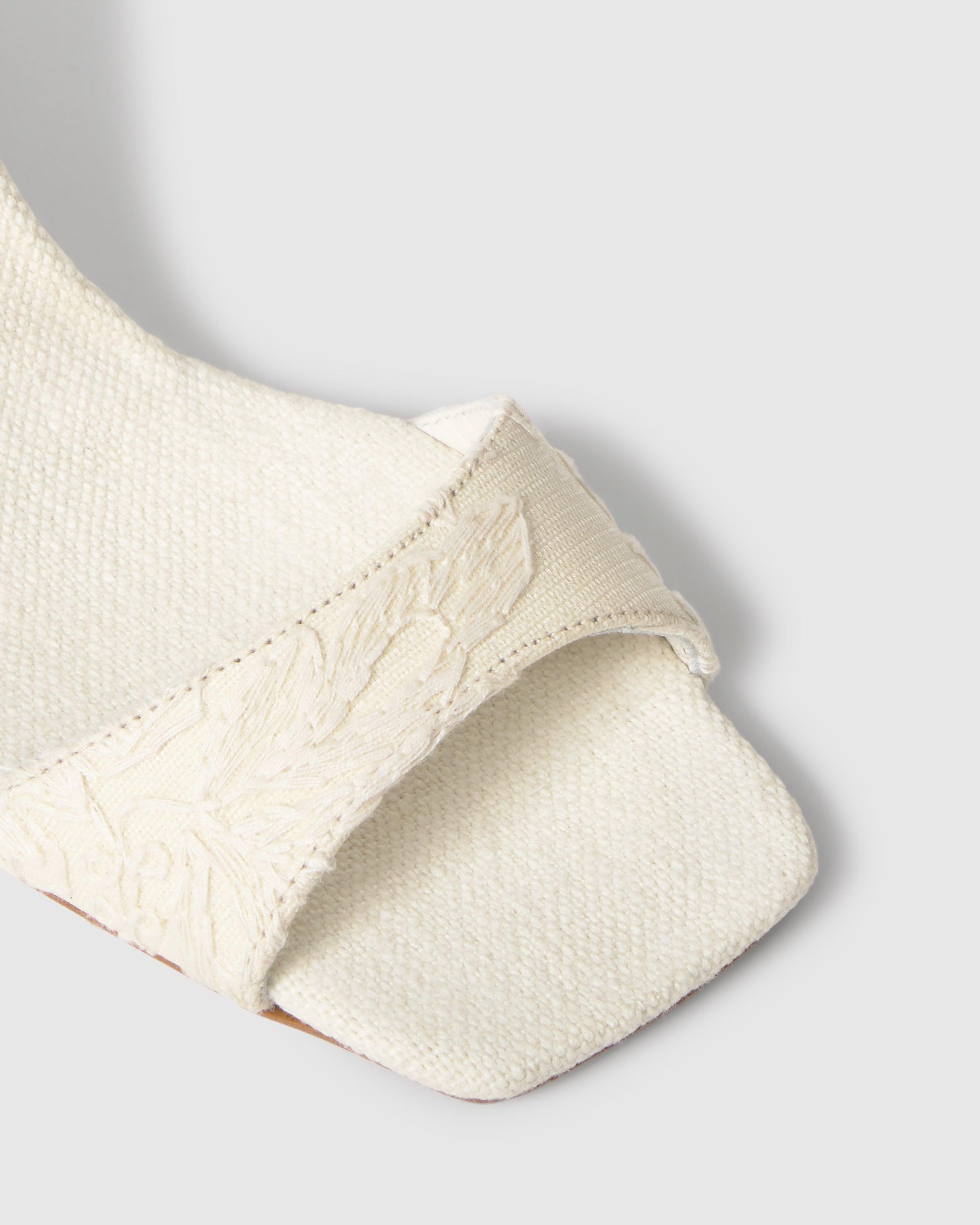 Sandálias de Cunha Brunella em Tecido Jacquard com Fecho de Fivela Cru-6