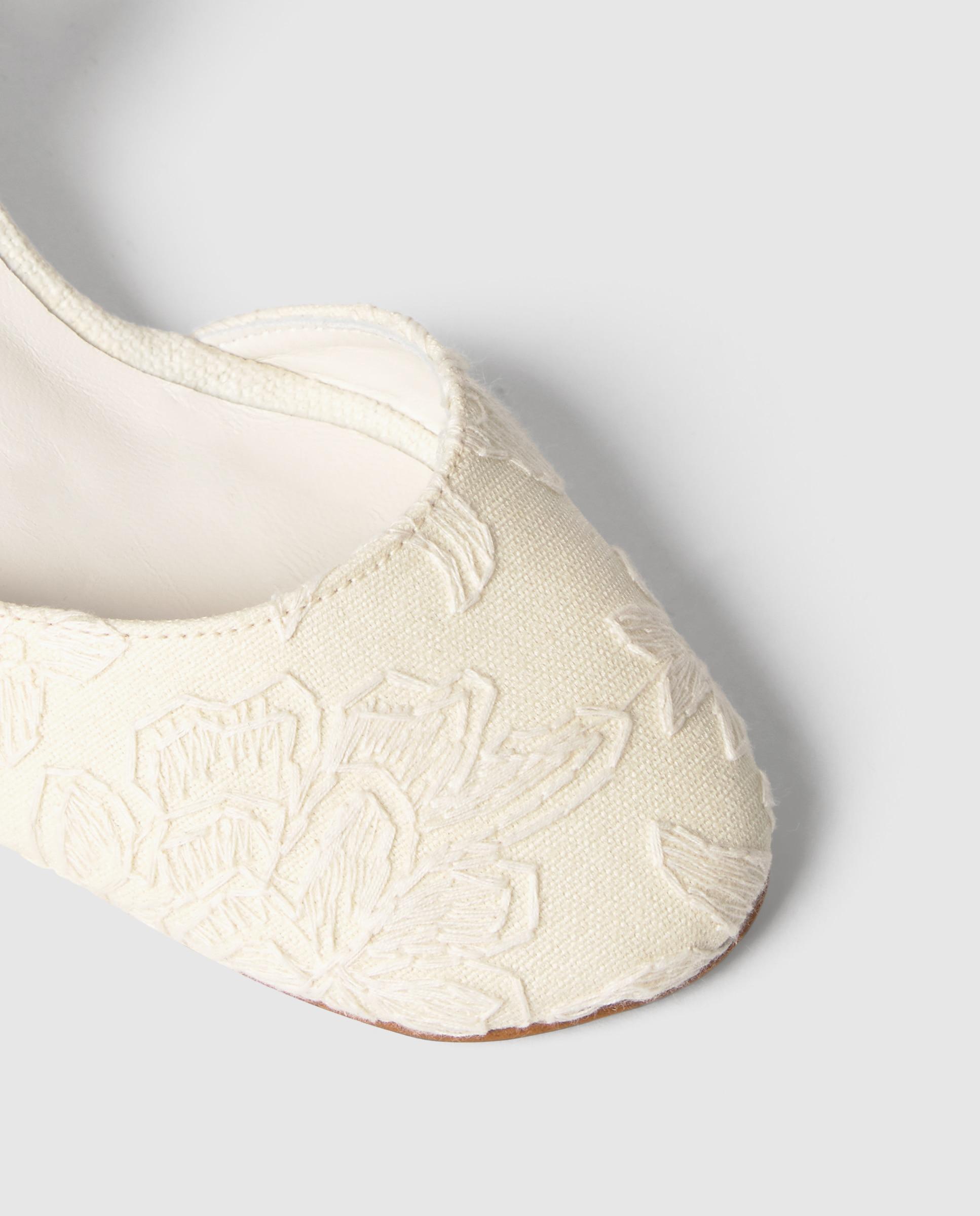 Mules com Calcanhar Aberto Aran em Tecido Jacquard Floral Cru-4