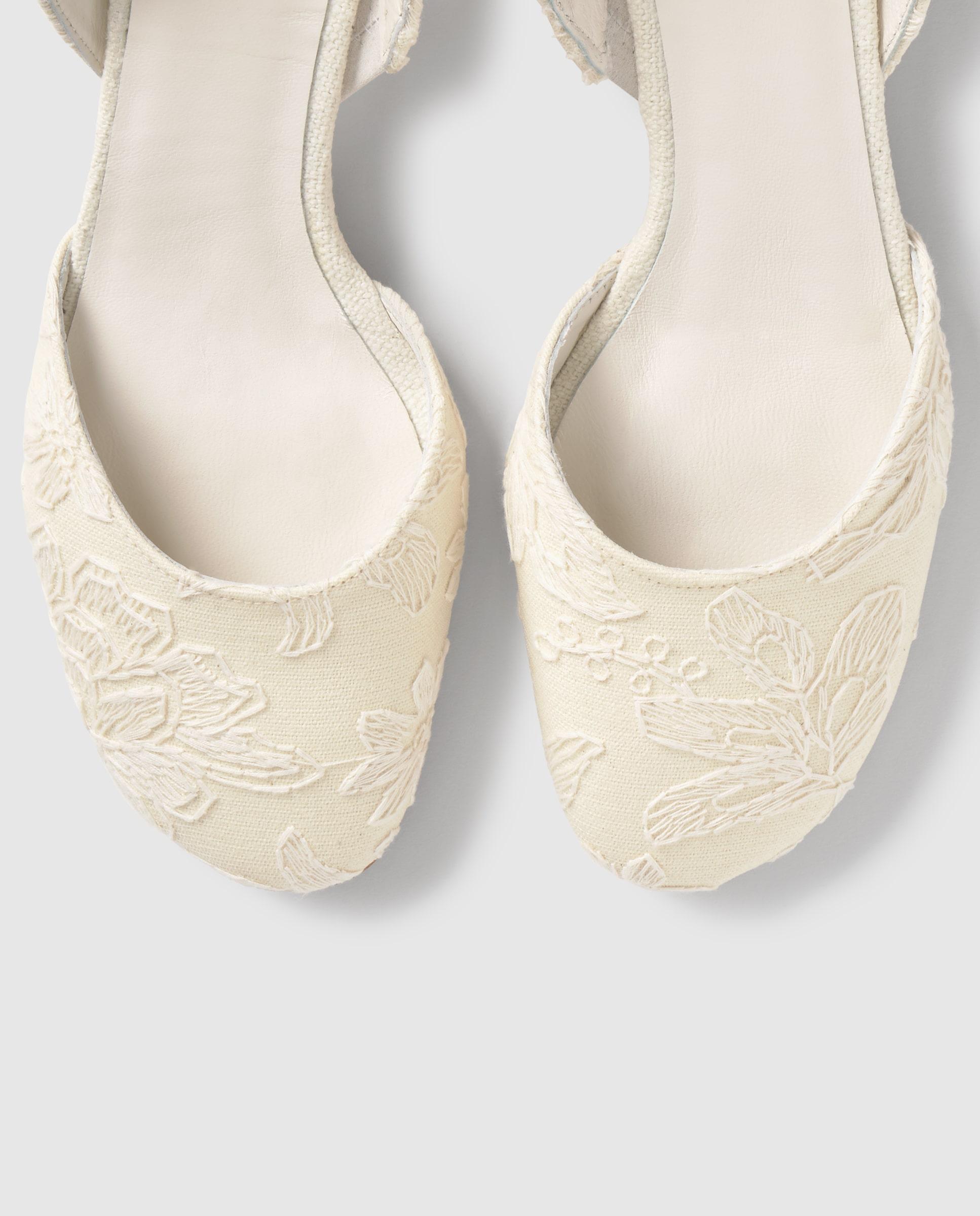 Mules com Calcanhar Aberto Aran em Tecido Jacquard Floral Cru-6