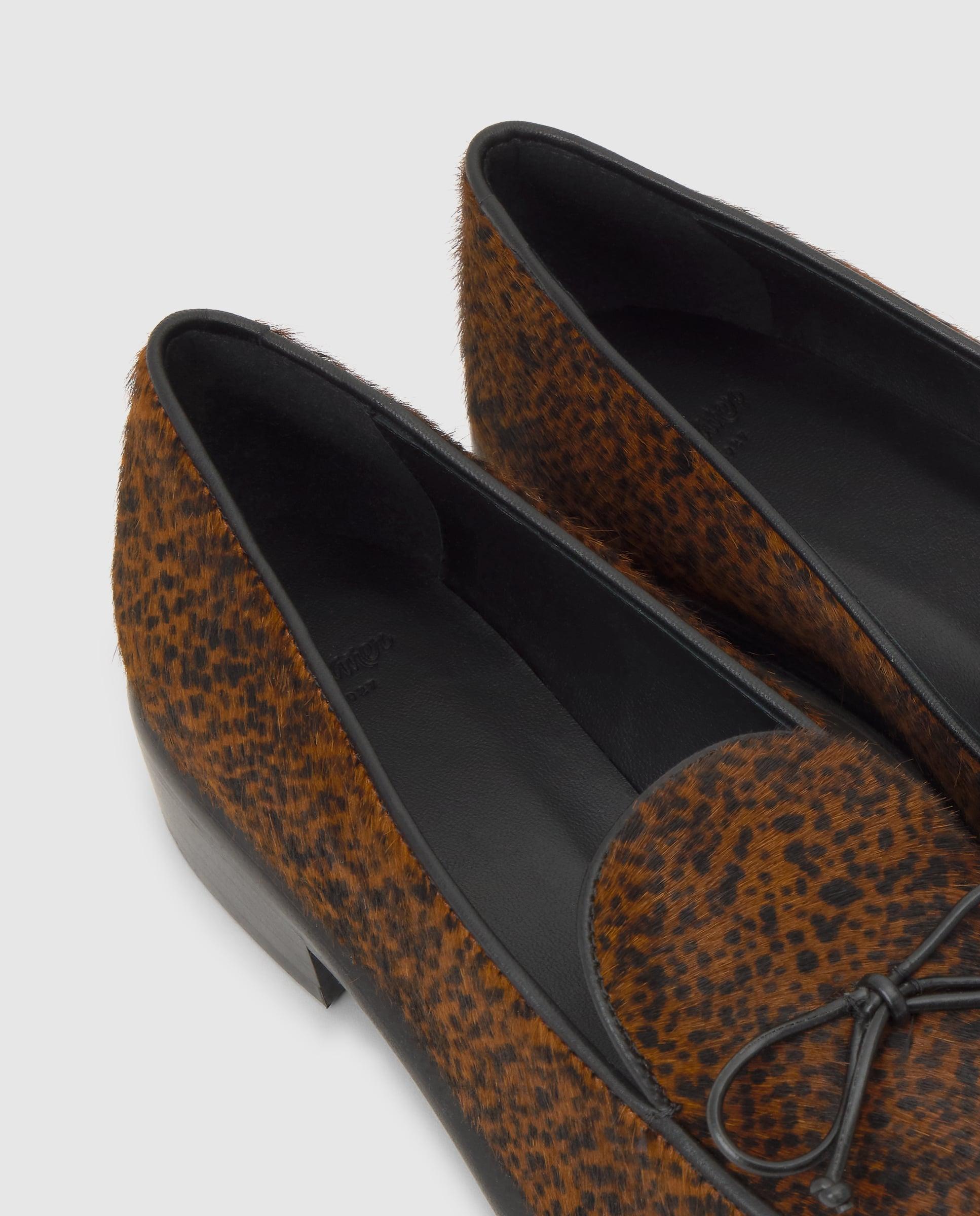 Mocassins com Salto Elisa em Pelo Bovino com Estampado Animal Castanho-5