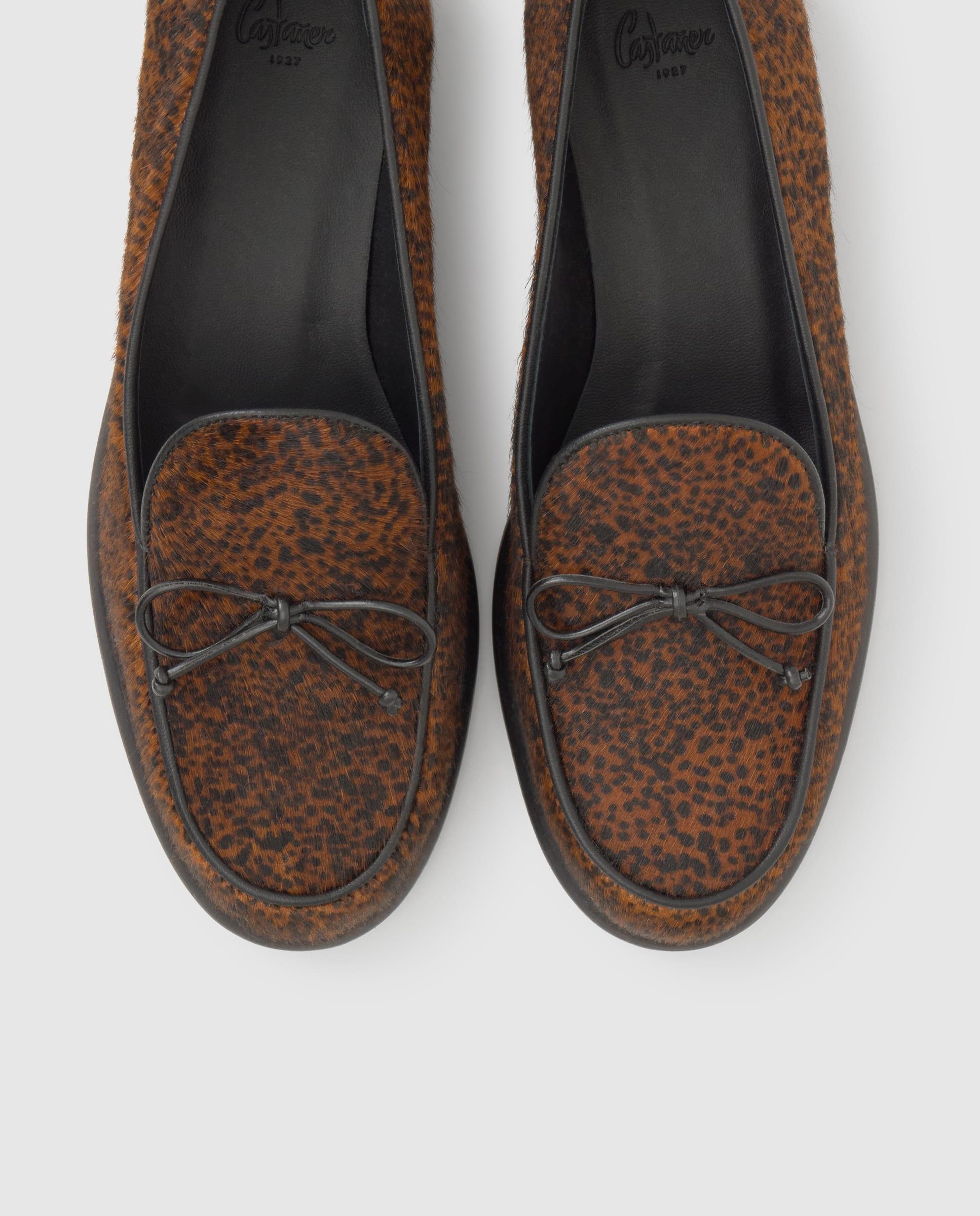 Mocassins com Salto Elisa em Pelo Bovino com Estampado Animal Castanho-6