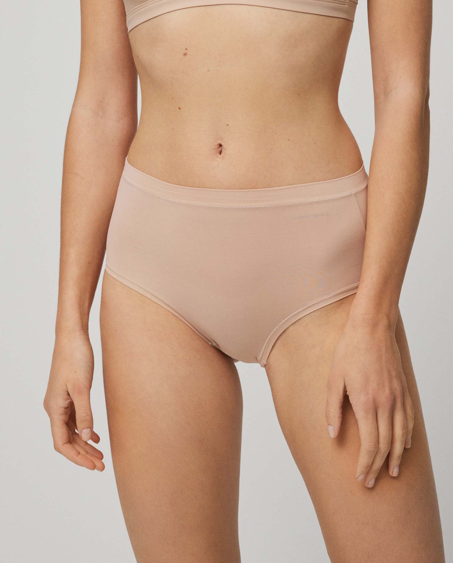 Cueca Alta Adapt com Acabamentos Invisíveis Nude-1