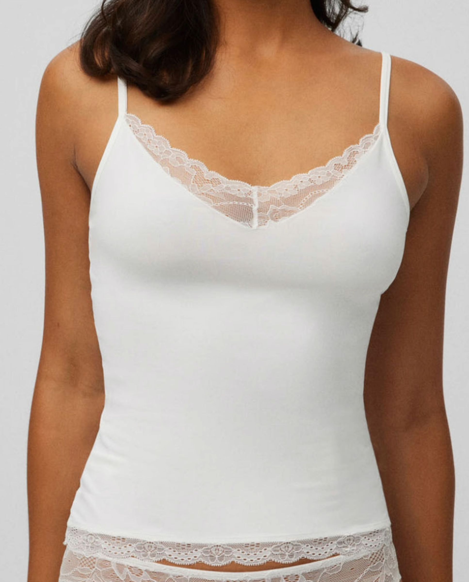 Imagem 0 de T-shirt Interior Básica com Alças e Detalhe de Renda