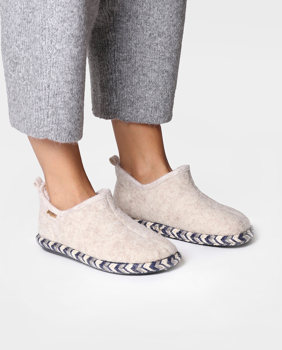 Pantufas Fechadas de Feltro em Liso Cru-4
