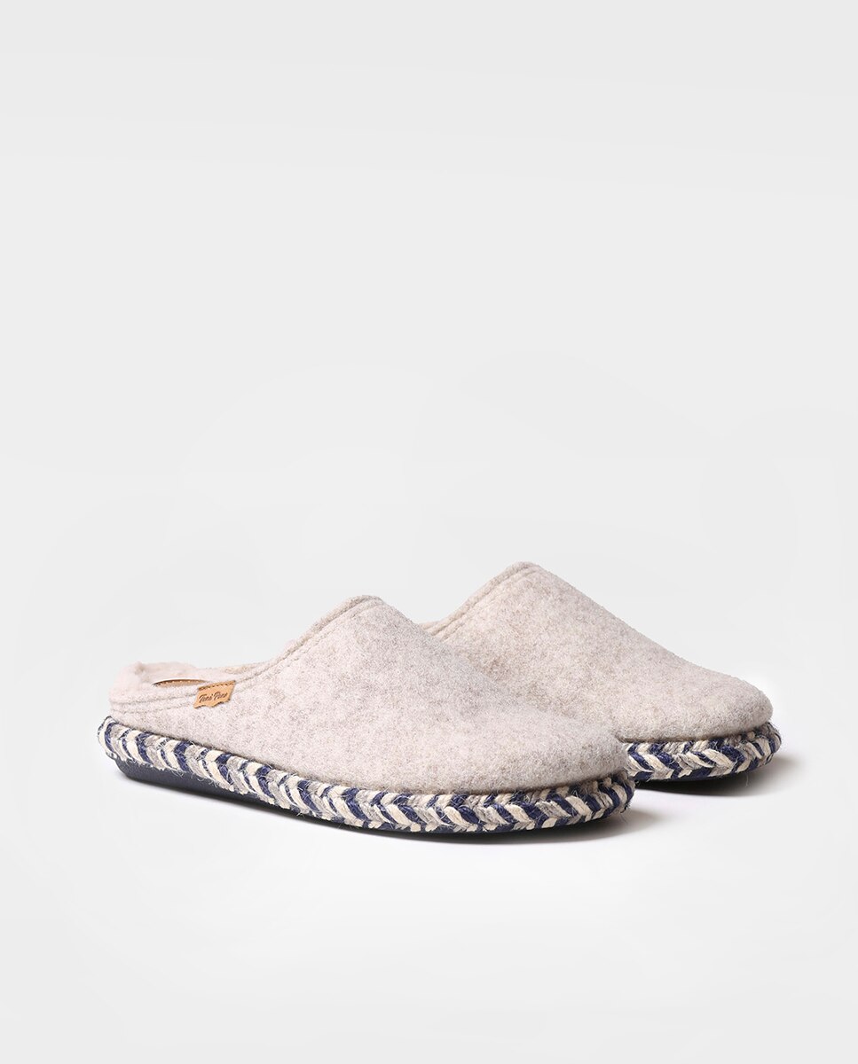 Pantufas Fechadas de Feltro em Liso Cru-2