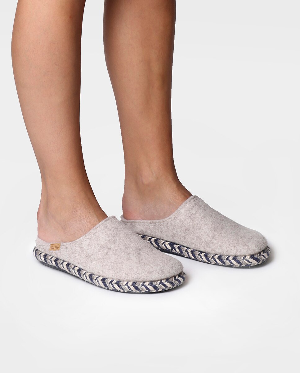 Pantufas Fechadas de Feltro em Liso Cru-4