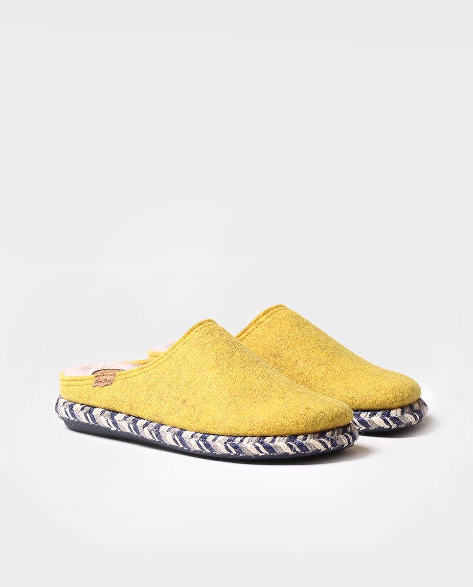 Pantufas Fechadas de Feltro em Liso Amarelo-2