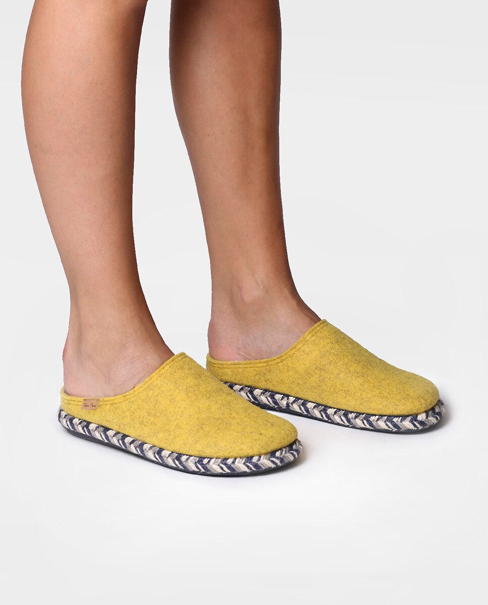 Pantufas Fechadas de Feltro em Liso Amarelo-4