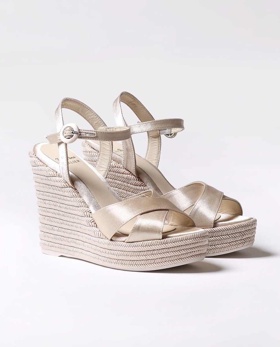 Alpercatas de Cunha em Tecido Brilhante com Fivela Rosa-2