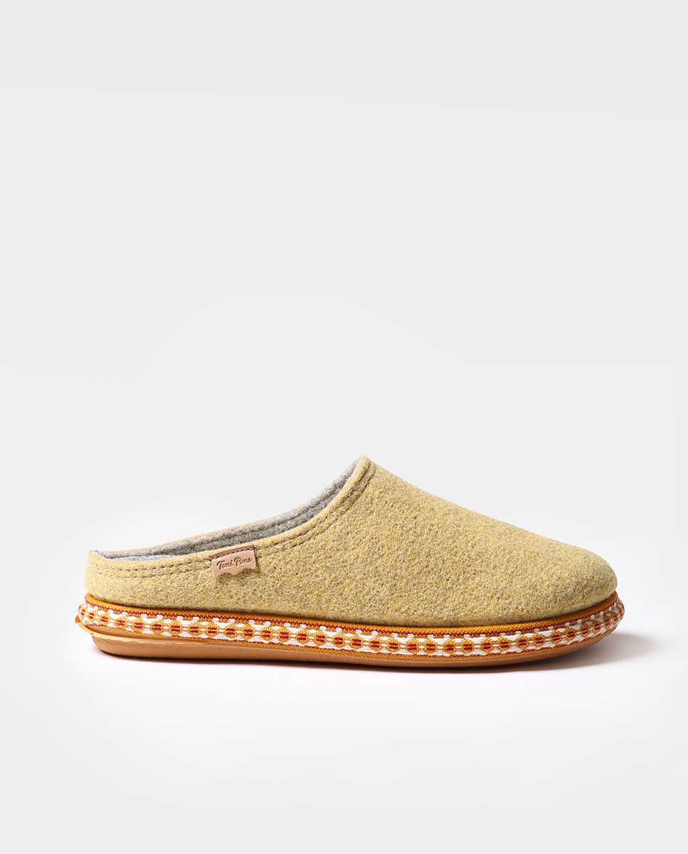 Pantufas Fechadas de Feltro em Liso Amarelo-1