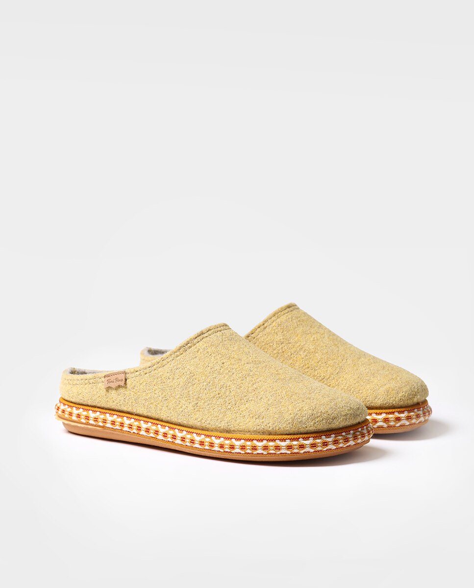 Pantufas Fechadas de Feltro em Liso Amarelo-2