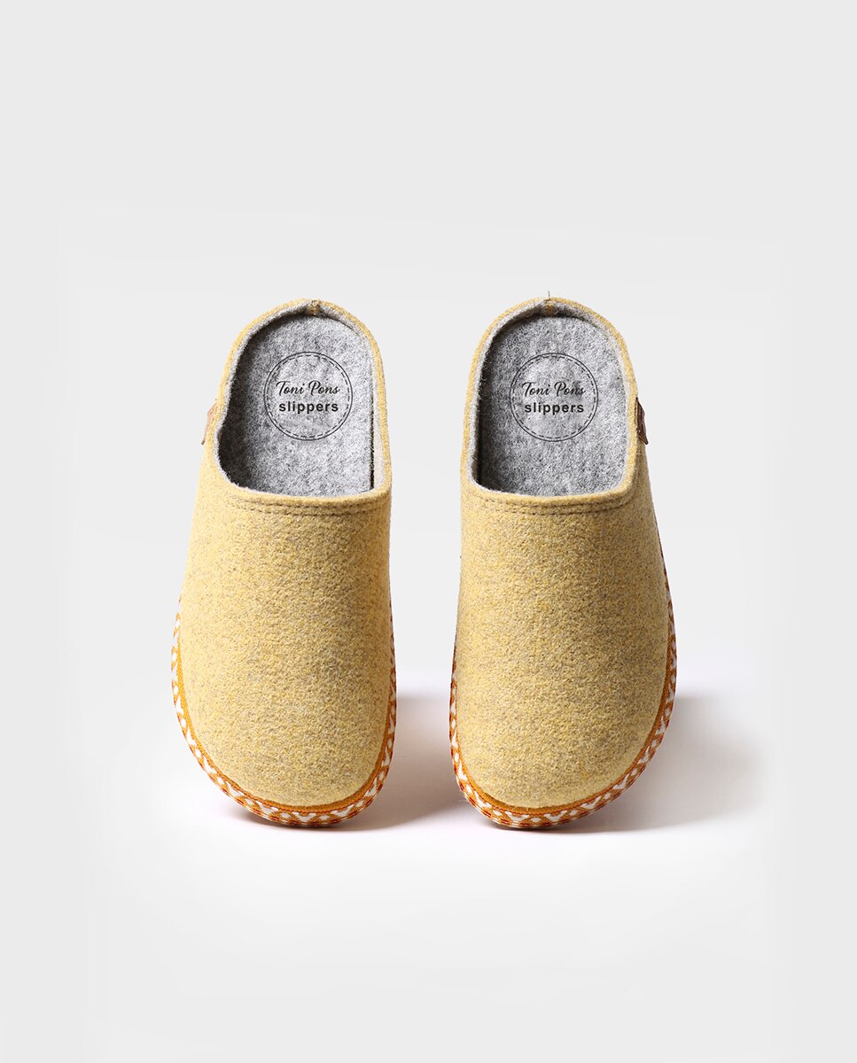 Pantufas Fechadas de Feltro em Liso Amarelo-3