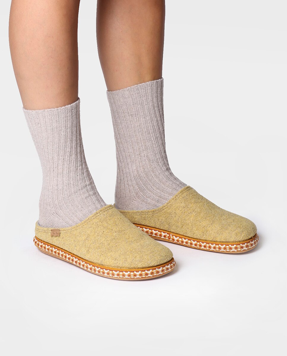 Pantufas Fechadas de Feltro em Liso Amarelo-4