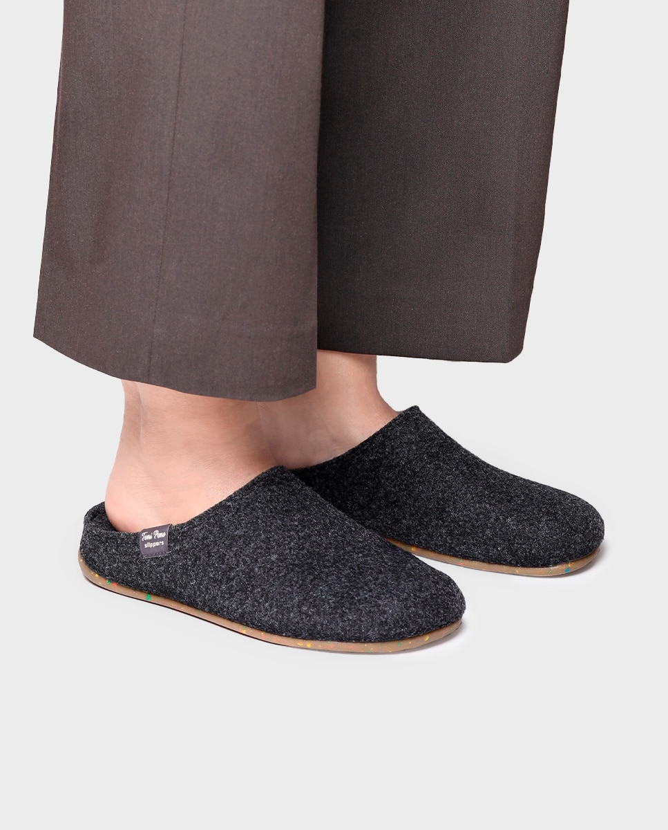 Pantufas Fechadas de Feltro Reciclado Preto-4
