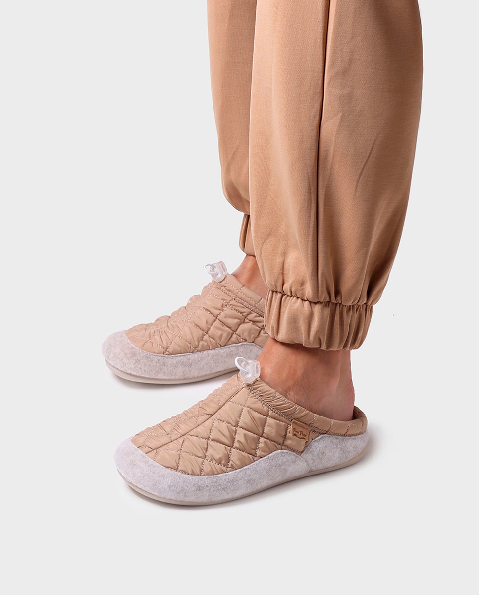 Pantufas Fechadas de Tecido Acolchoado Bege-4