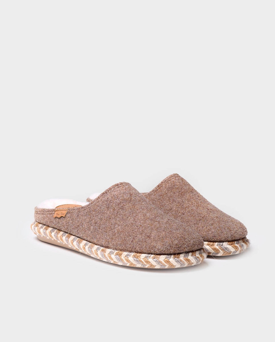 Pantufas Fechadas de Feltro em Liso Castanho-2