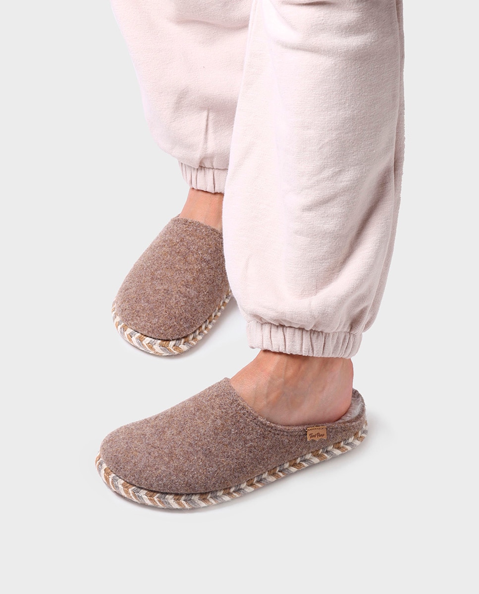 Pantufas Fechadas de Feltro em Liso Castanho-4