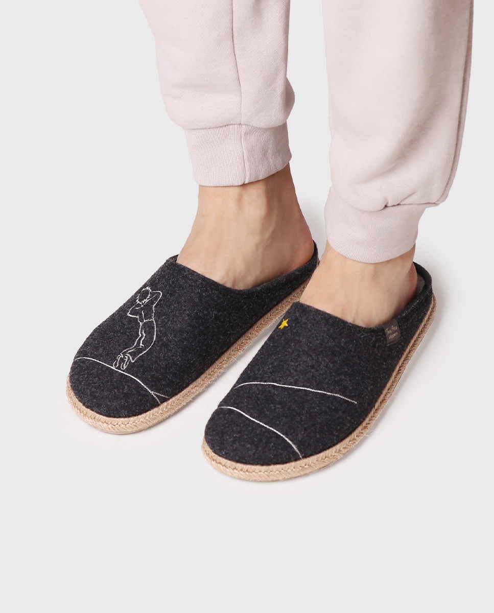 Pantufas de Feltro com Bordado Preto-4
