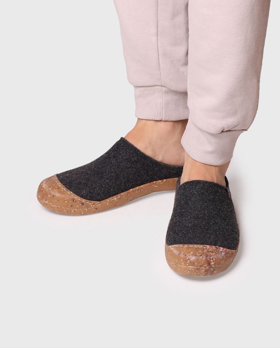 Pantufas de Feltro Reciclado em Liso Preto-4