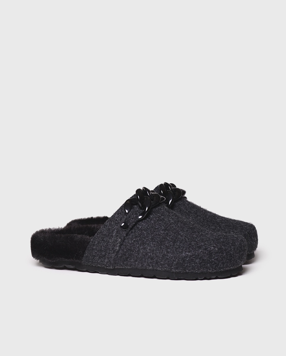 Pantufas Fechadas em Feltro com Adorno Cinzento-2