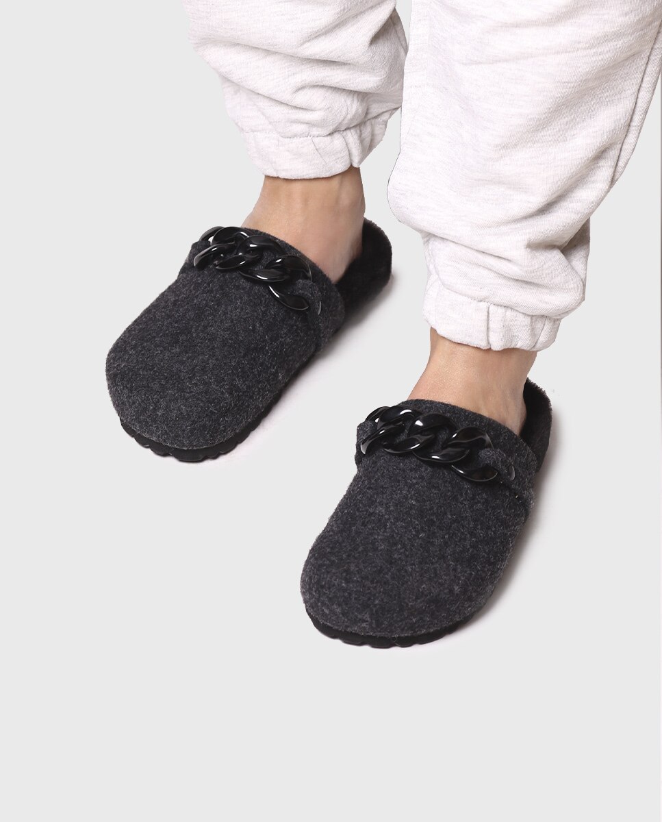 Pantufas Fechadas em Feltro com Adorno Cinzento-4