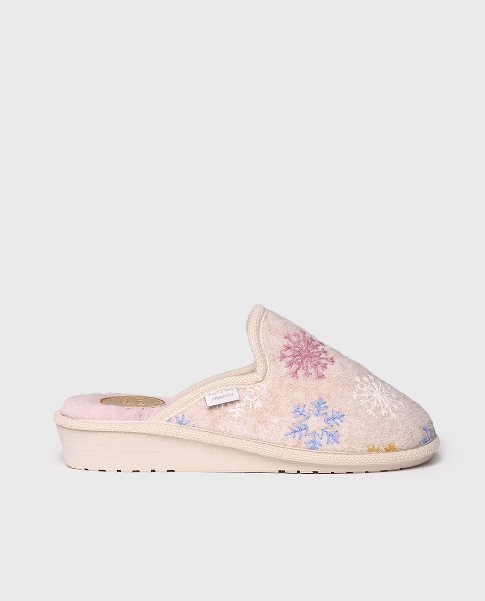 Imagem 0 de Pantufas Fechadas de Tecido com Bordados