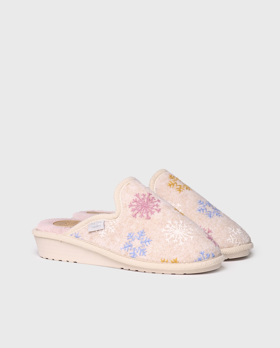 Pantufas Fechadas de Tecido com Bordados Cru-2