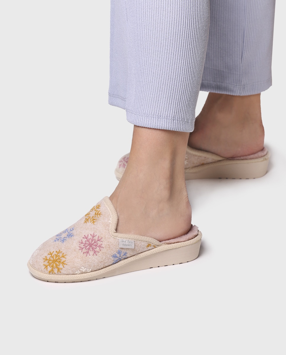 Pantufas Fechadas de Tecido com Bordados Cru-4