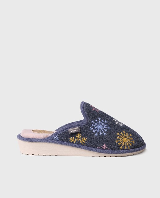 Imagem 0 de Pantufas Fechadas de Tecido com Bordados