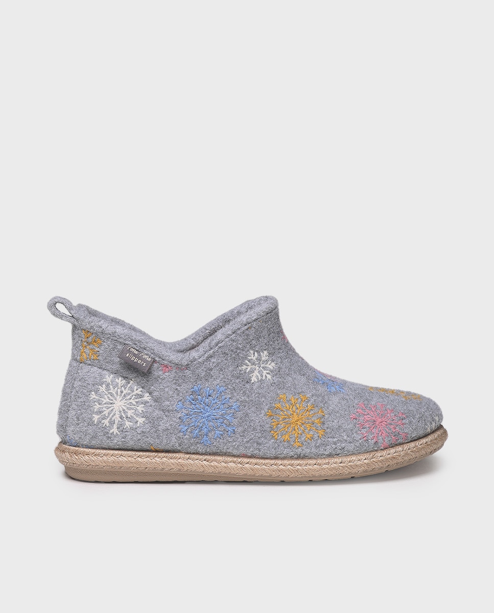 Pantufas Fechadas com Bordado Cinzento-1