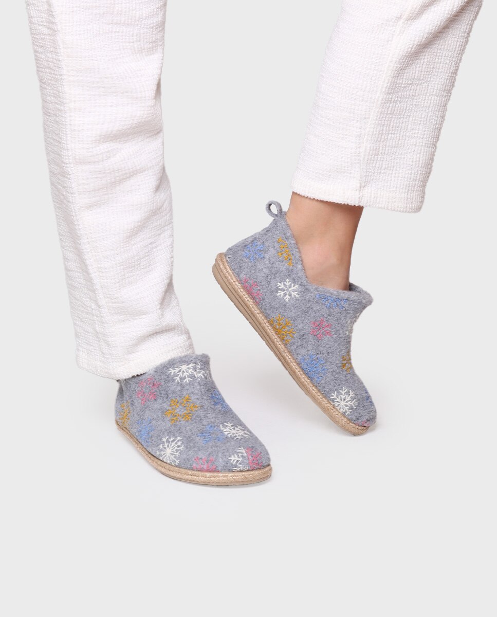 Pantufas Fechadas com Bordado Cinzento-4