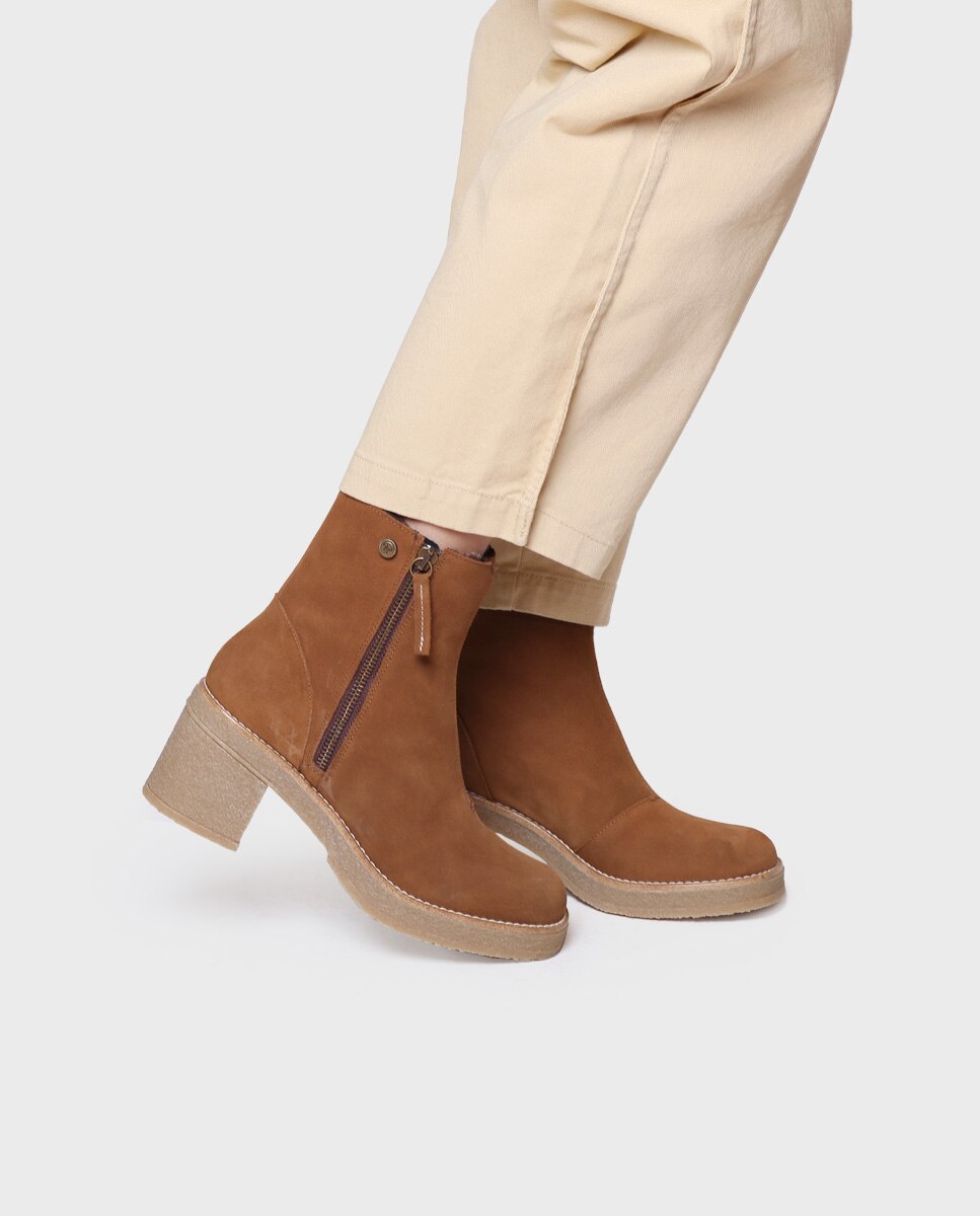 Botins de Camurça com Fecho Zip Castanho-4