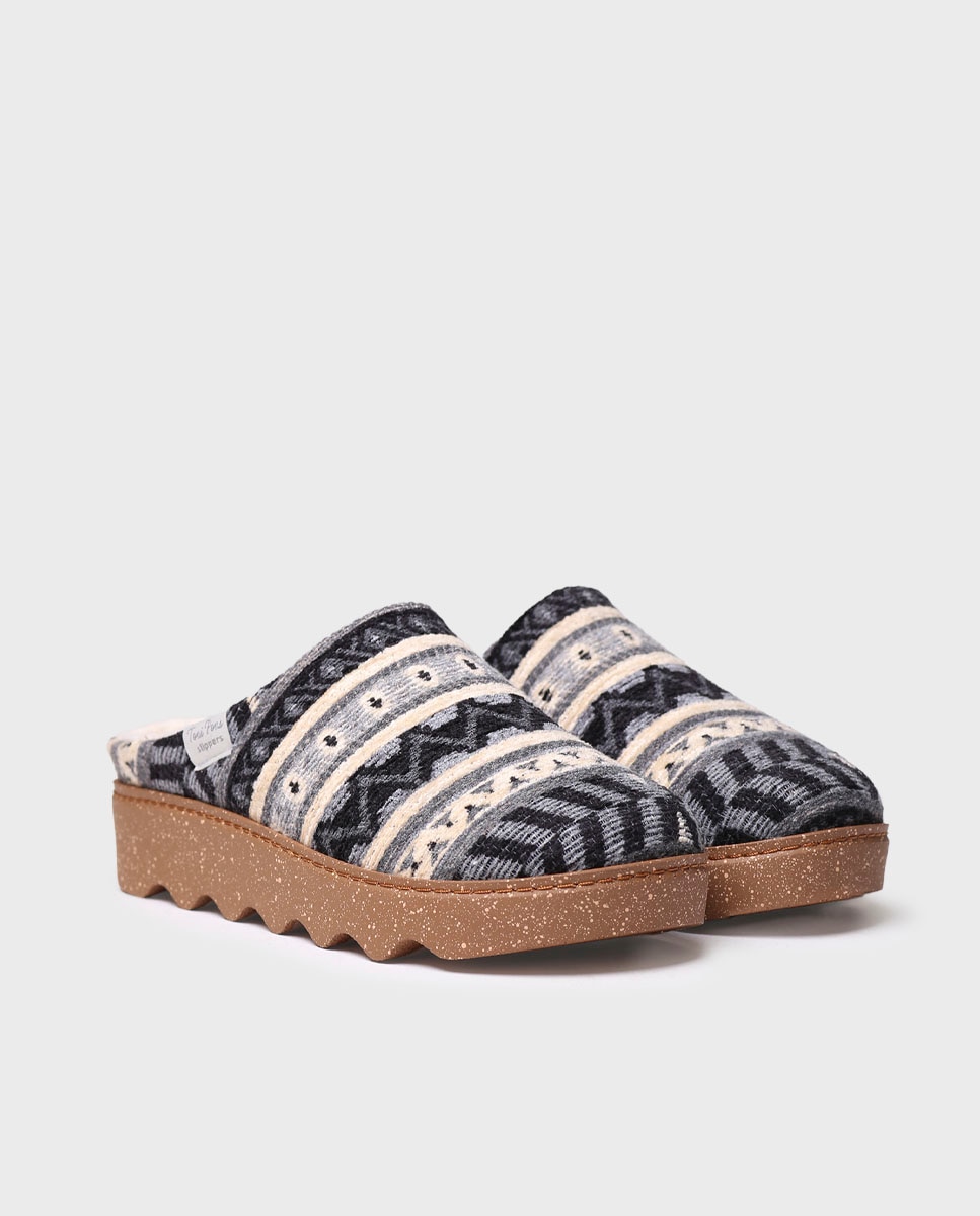 Pantufas Fechadas com Plataforma Preto-2