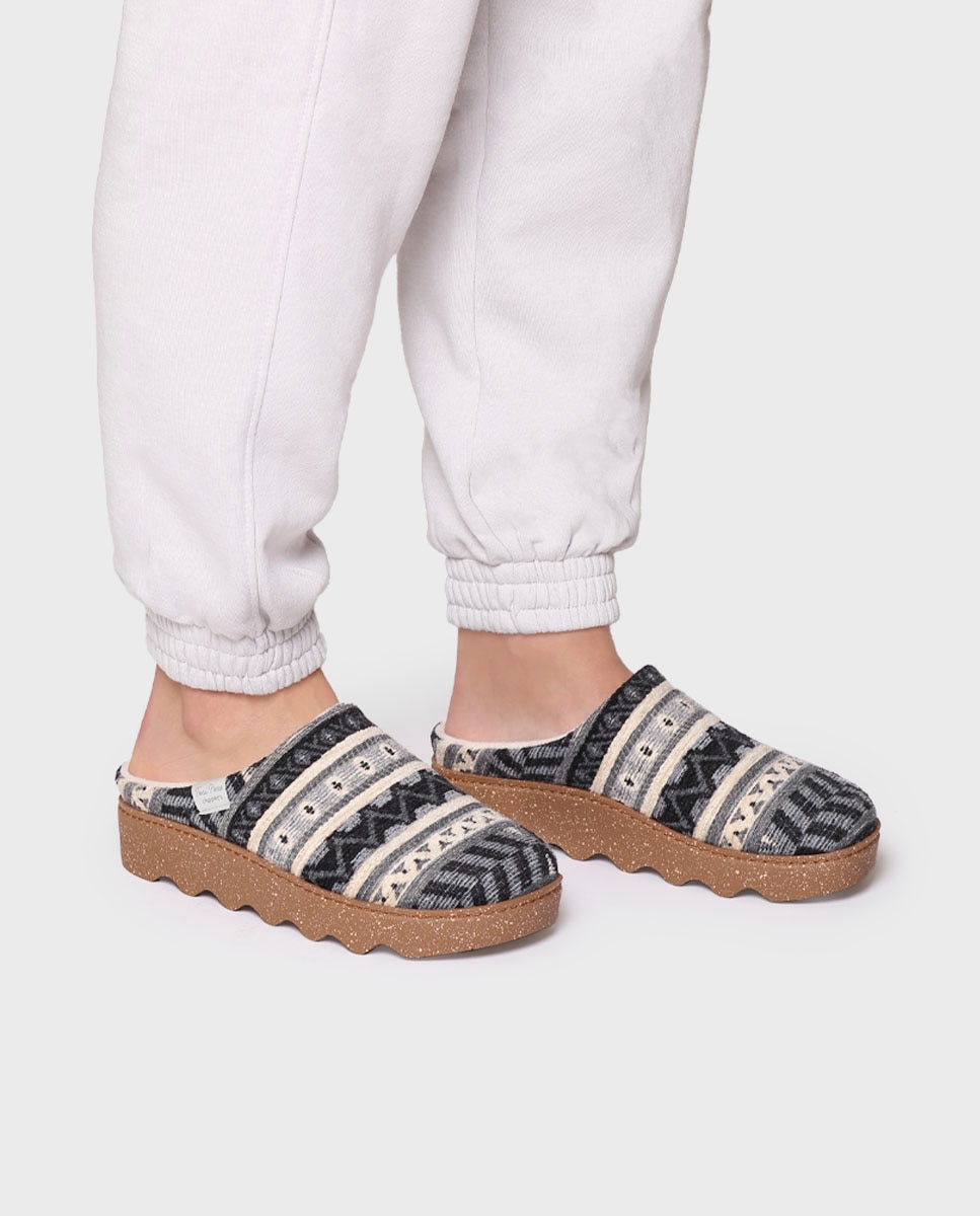 Pantufas Fechadas com Plataforma Preto-4