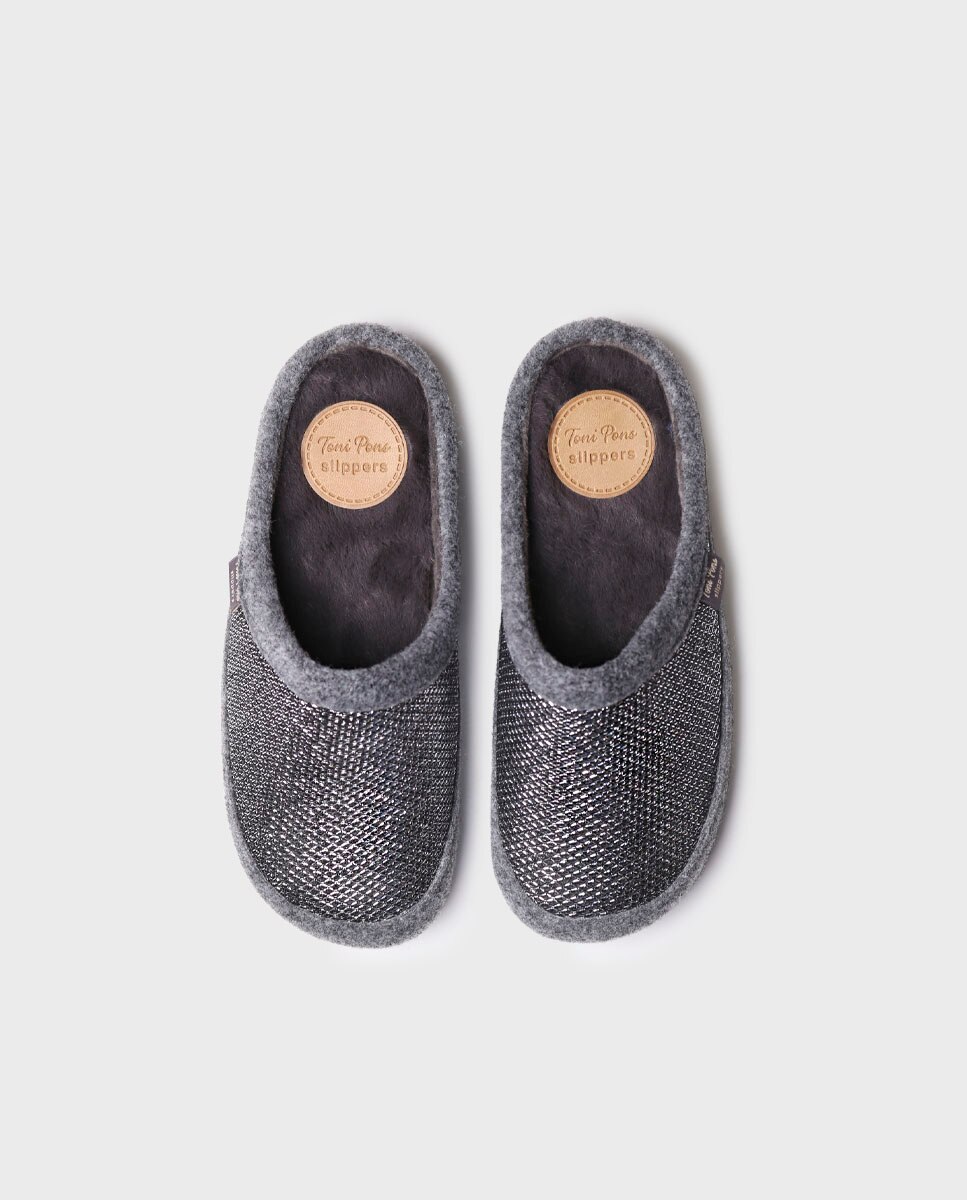 Pantufas Fechadas de Feltro Preto-3