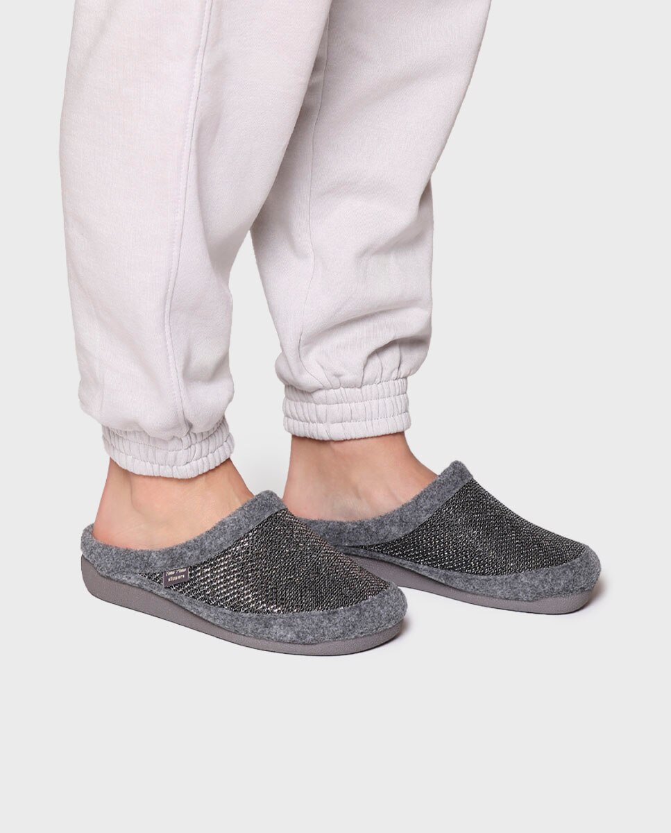 Pantufas Fechadas de Feltro Preto-4